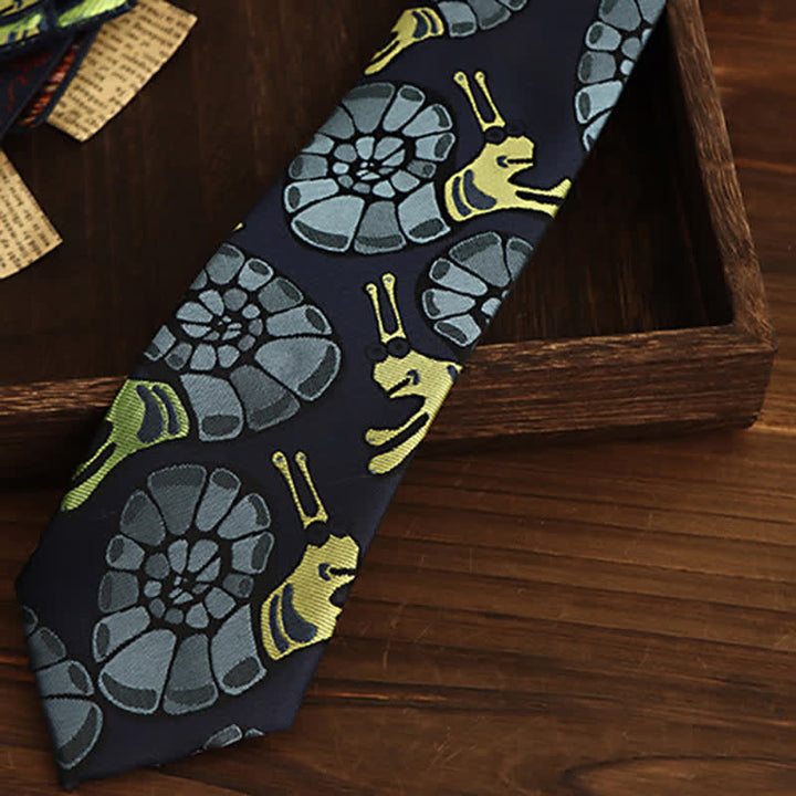 Corbata de hombre con estampado floral de caracol en azul marino y amarillo
