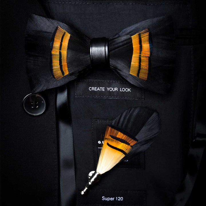 Pajarita con plumas de medianoche en color negro y naranja y broche de solapa