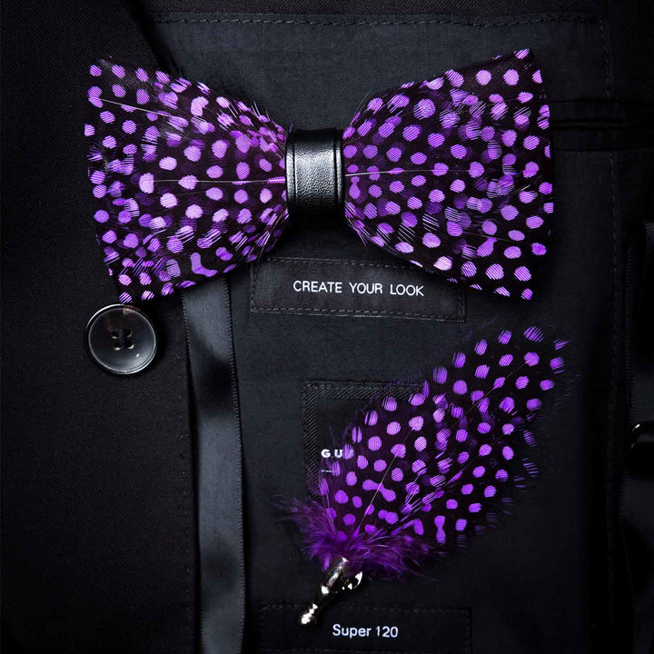 Pajarita con plumas y lunares blancos en violeta oscuro con broche de solapa