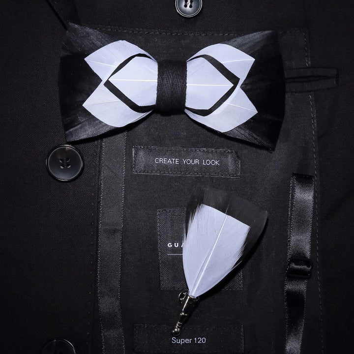 Pajarita de plumas discreta en blanco y negro con prendedor de solapa