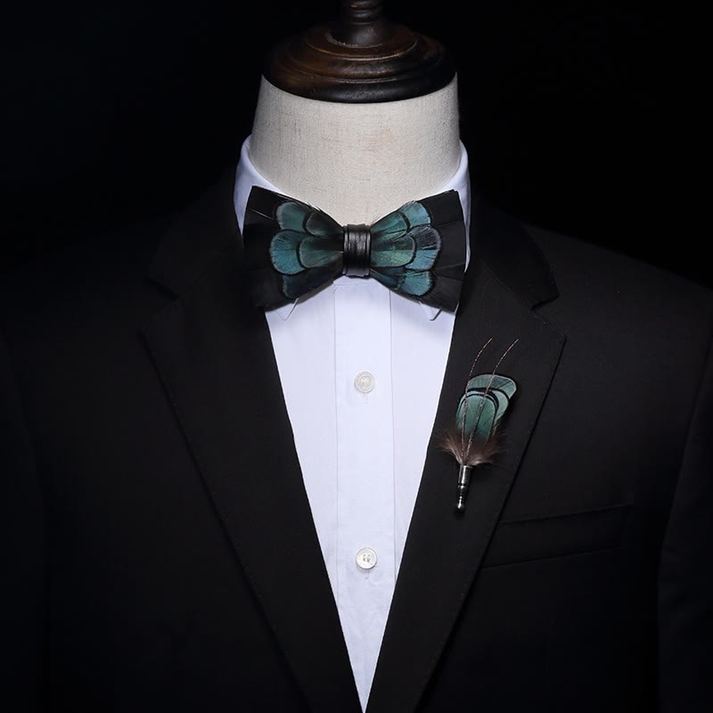 Pajarita de plumas exquisitas en negro y verde con broche de solapa