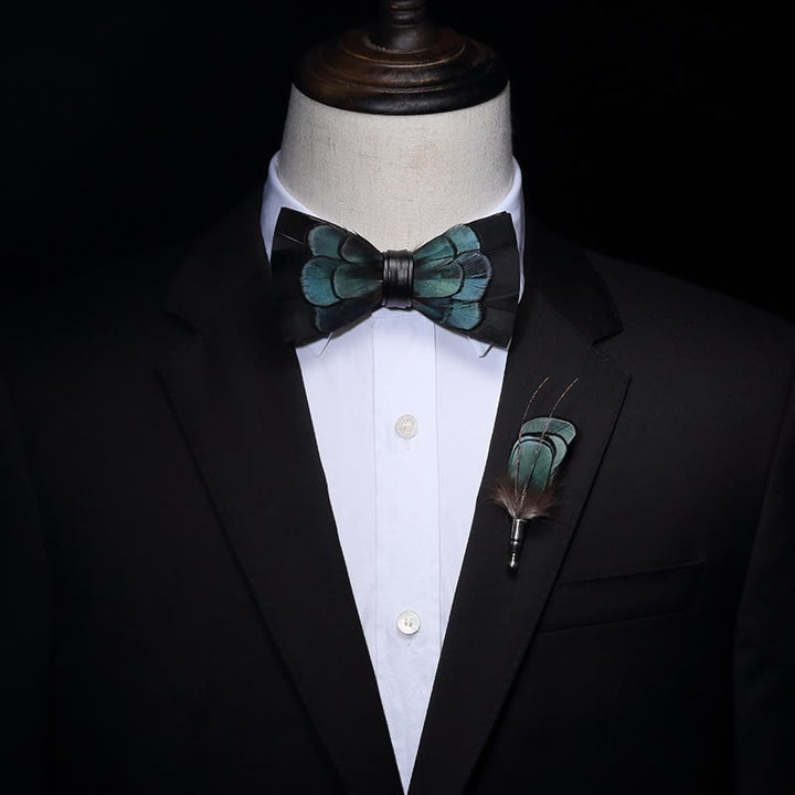 Pajarita de plumas exquisitas en negro y verde con broche de solapa