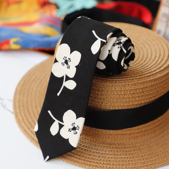 Corbata fina elegante con diseño floral para hombre.