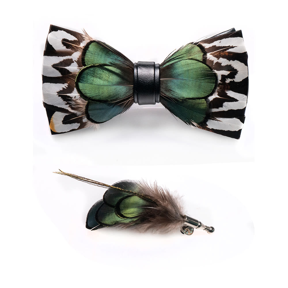 Pajarita infantil con plumas en verde bosque y blanco y broche de solapa