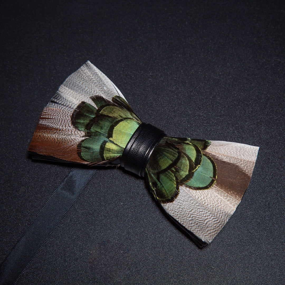 Pajarita con plumas en gris y verde bosque y broche de solapa