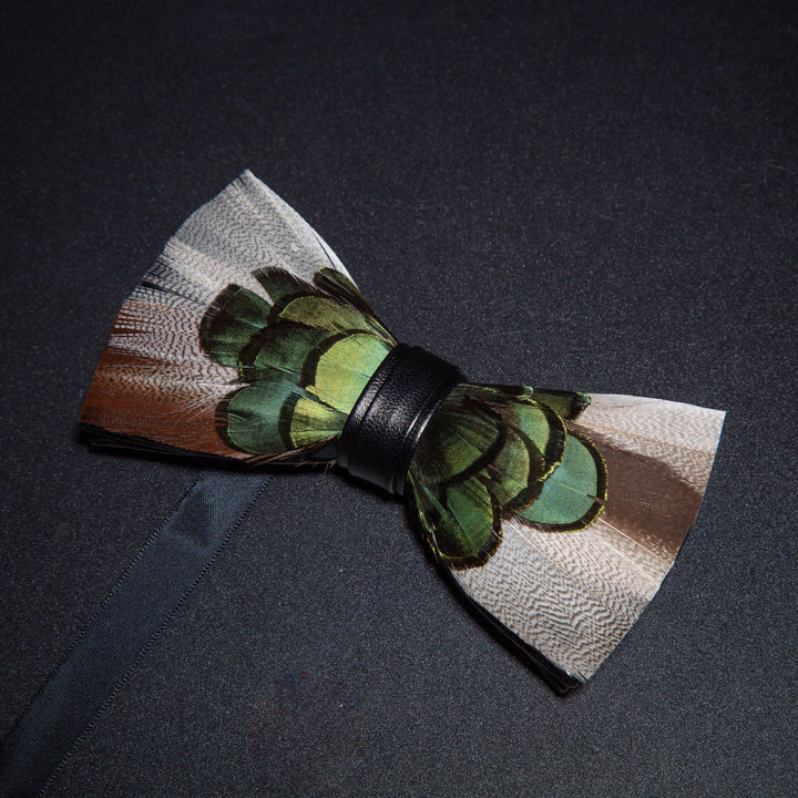 Pajarita con plumas en gris y verde bosque y broche de solapa