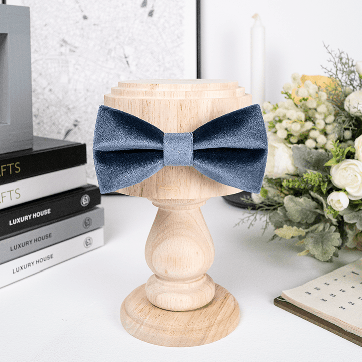 Pajarita de terciopelo de color liso gris brumoso para hombre