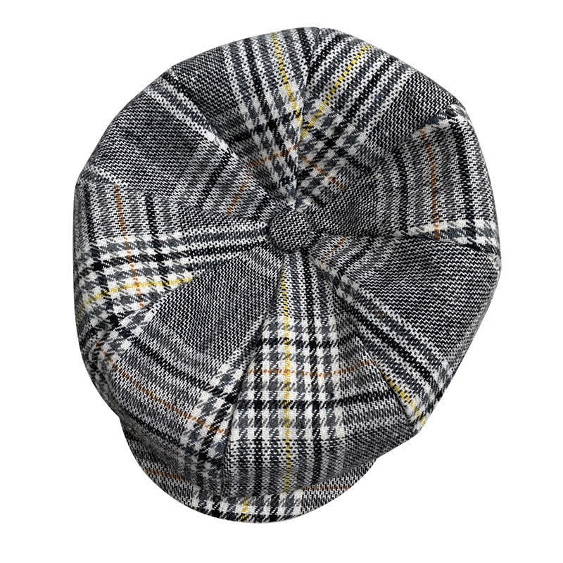 Gorra tipo boina de repartidor de periódicos con rayas amarillas y cuadros grises