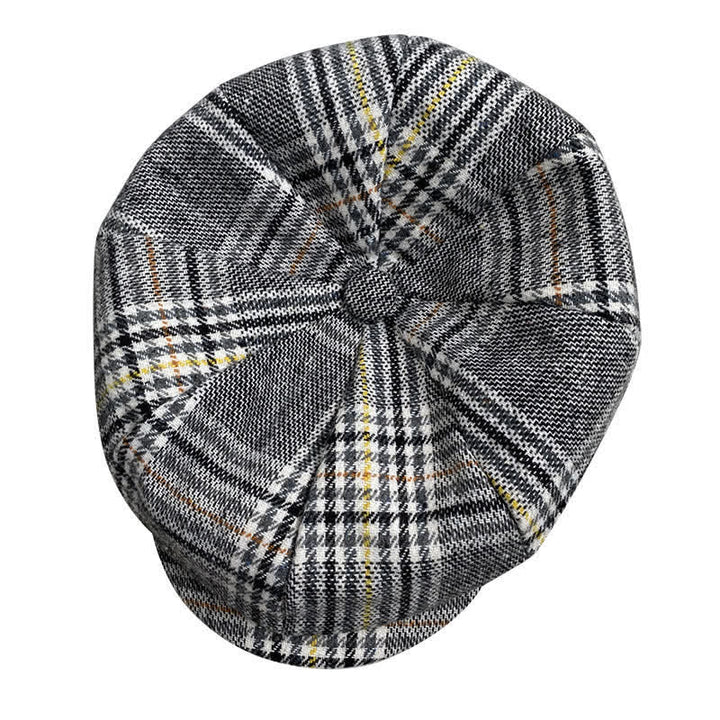 Gorra tipo boina de repartidor de periódicos con rayas amarillas y cuadros grises