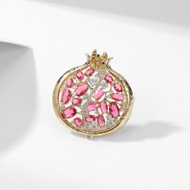 Broche elegante de mujer con forma de insecto y granada.