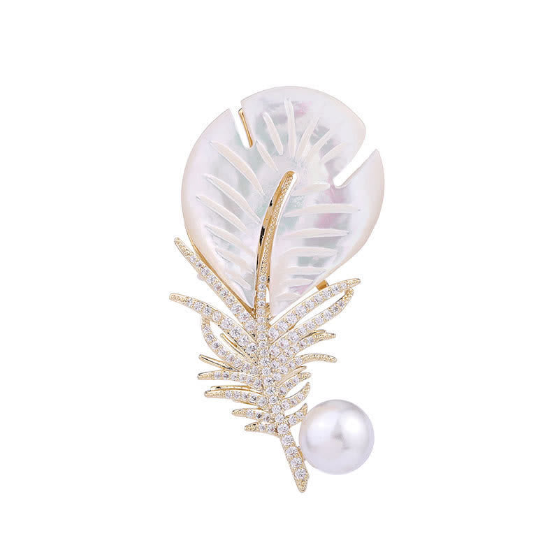 Broche de plumas con concha de perla para mujer