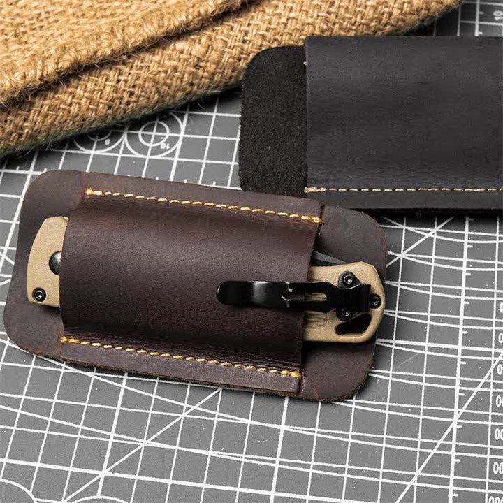 Bolso de cuero con cinturón y parte inferior abierta para transporte horizontal