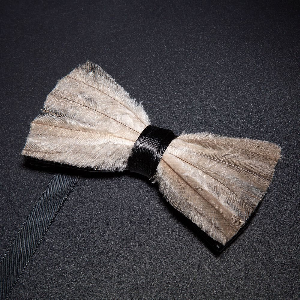 Pajarita con plumas de la paz en marrón y gris y broche de solapa