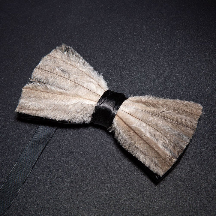 Pajarita con plumas de la paz en marrón y gris y broche de solapa