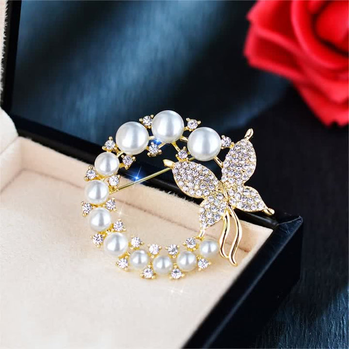 Broche de mariposa dorada con corona de perlas para mujer