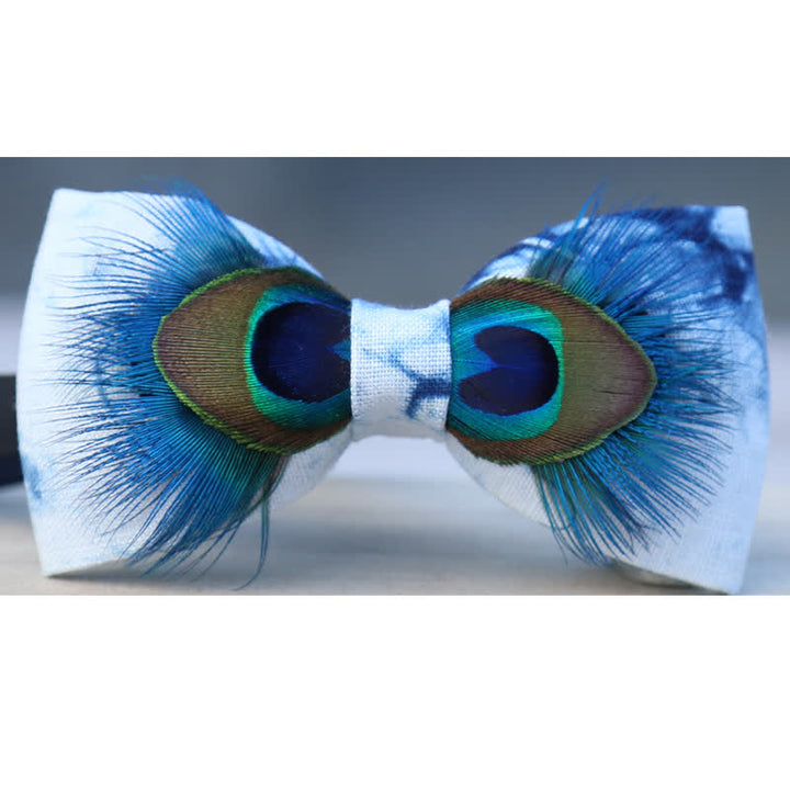 Pajarita con plumas de pavo real teñidas en azul y blanco
