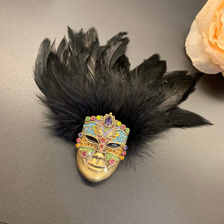 Broche de plumas con máscara de tribus primitivas