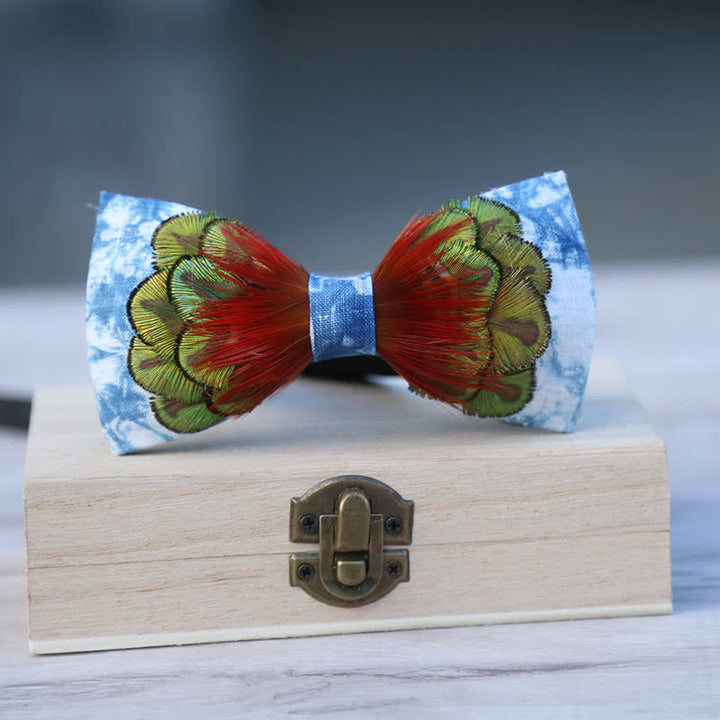 Pajarita con plumas de colores y efecto tie-dye en azul cerúleo