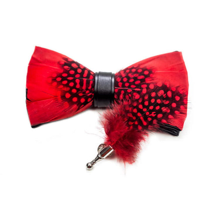 Pajarita con plumas de pinzón rojas y negras para niños con prendedor de solapa