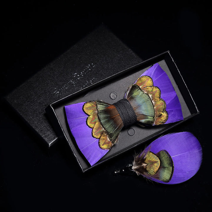 Pajarita con plumas reales moradas y verdes y broche de solapa
