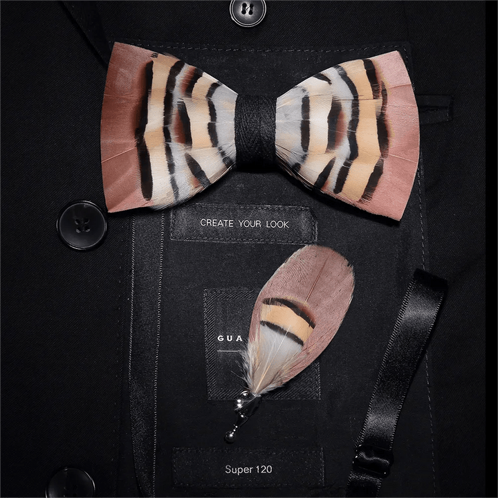 Pajarita Genius con plumas de chinchilla en marrón y coral claro y broche de solapa