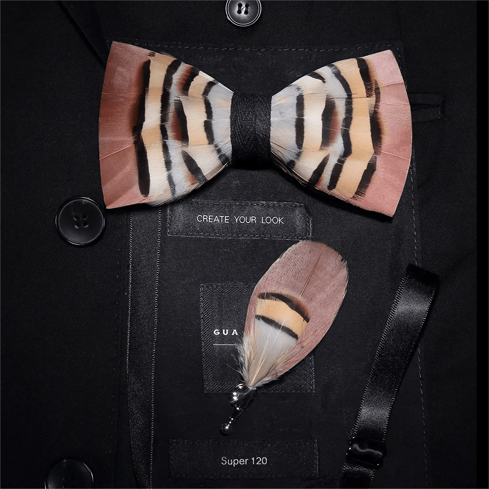Pajarita Genius con plumas de chinchilla en marrón y coral claro para niños con prendedor de solapa