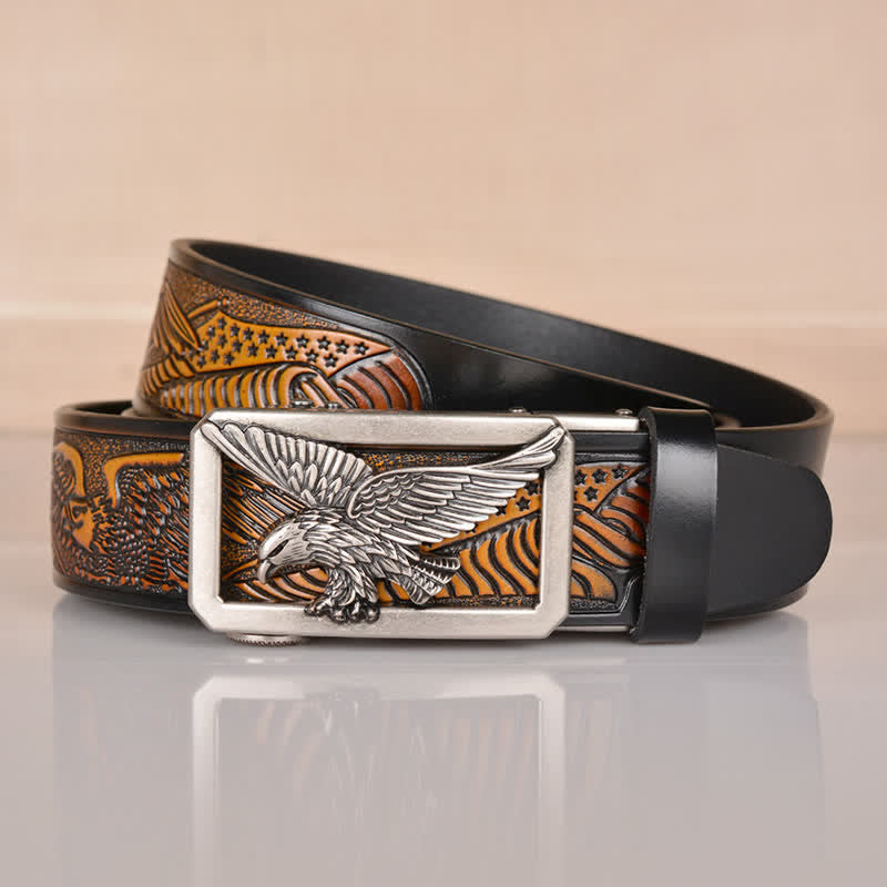 Cinturón de cuero con relieve y hebilla de águila hueca para hombre