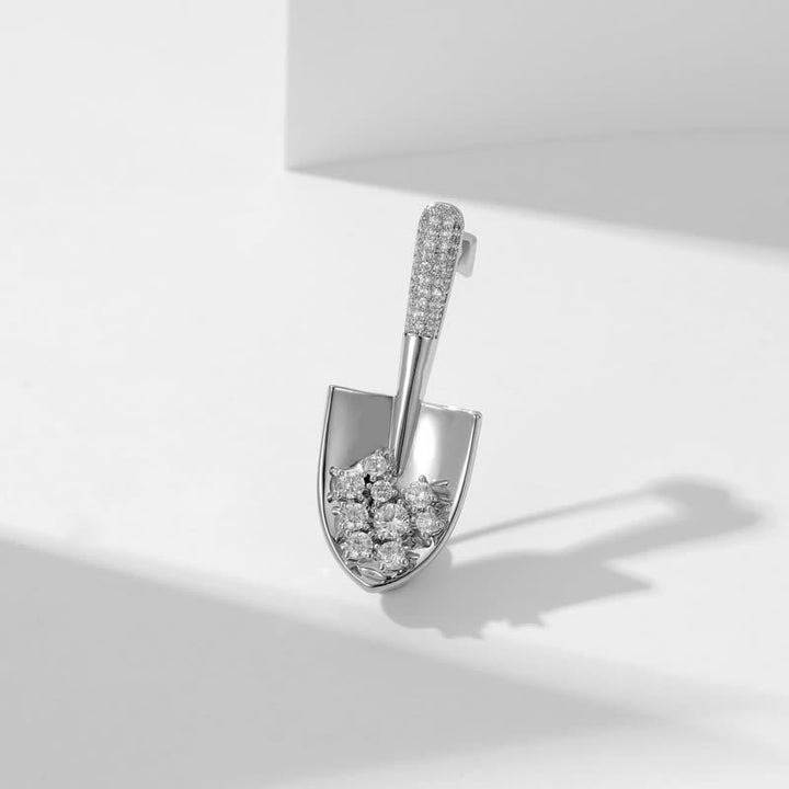 Broche unisex con forma de pala en miniatura chapada