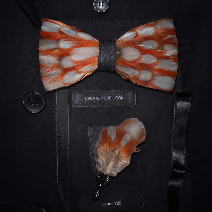 Pajarita de plumas cálidas de color naranja y blanco con broche de solapa