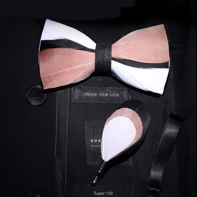 Pajarita con plumas onduladas en rosa pálido y blanco para niños con prendedor de solapa