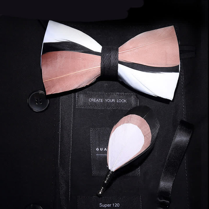 Pajarita con plumas onduladas en rosa pálido y blanco para niños con prendedor de solapa