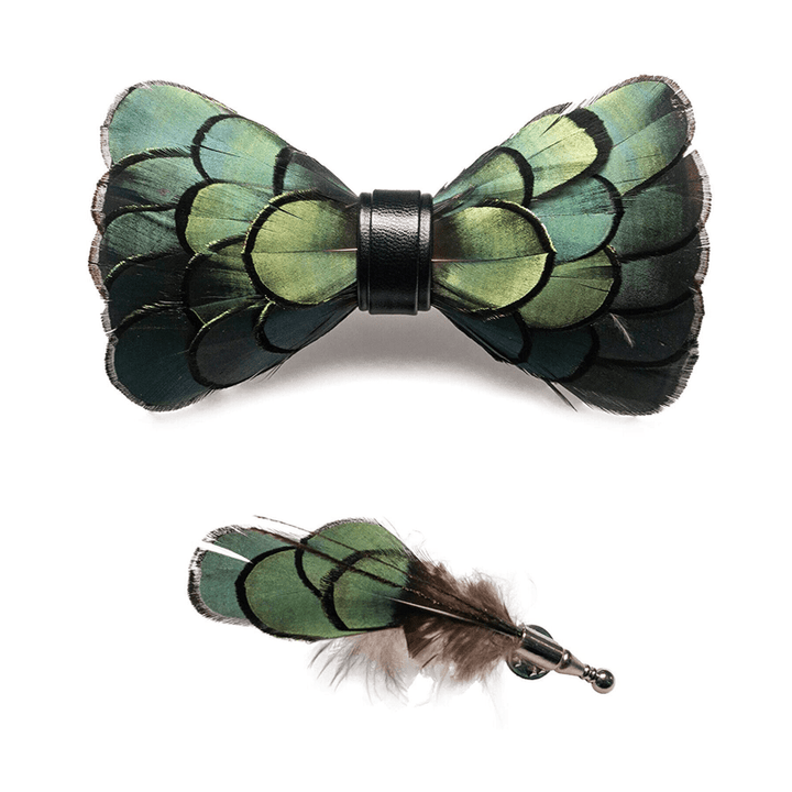 Pajarita clásica con plumas en verde oliva oscuro para niños con prendedor de solapa