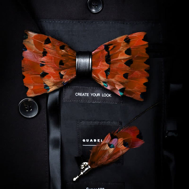 Pajarita con plumas de cola de pinzón de color naranja vibrante y broche de solapa