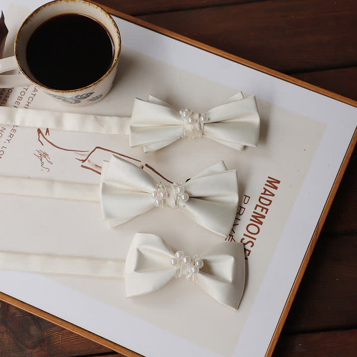Pajarita elegante con flores y perlas blancas marfil para hombre