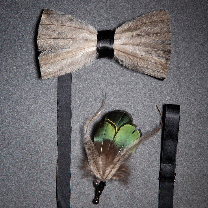 Pajarita con plumas de la paz en marrón y gris y broche de solapa