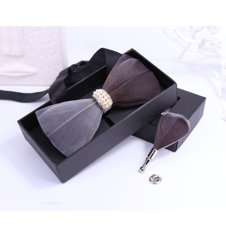 Pajarita con plumas de perla brillante en gris y marrón y broche de solapa