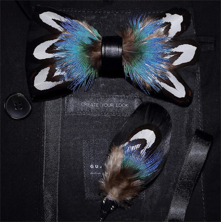 Pajarita con pluma de pavo real azul y negra con broche de solapa