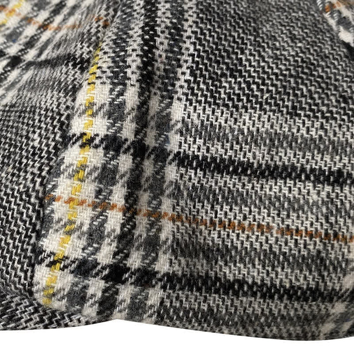 Gorra tipo boina de repartidor de periódicos con rayas amarillas y cuadros grises