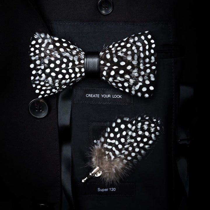Pajarita con plumas y lunares en blanco y negro con broche de solapa