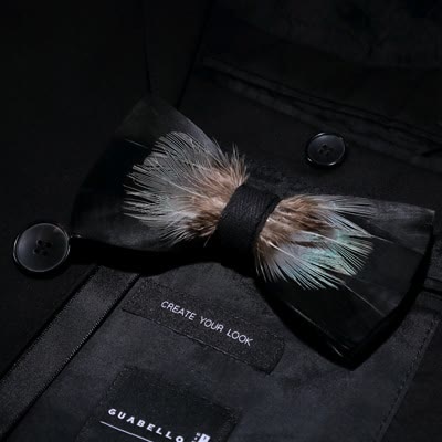 Pajarita con plumas de montaña negras y verdes y broche de solapa