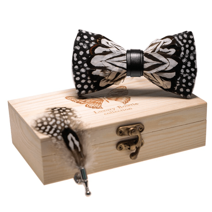 Pajarita con plumas de búho en blanco y negro y broche de solapa