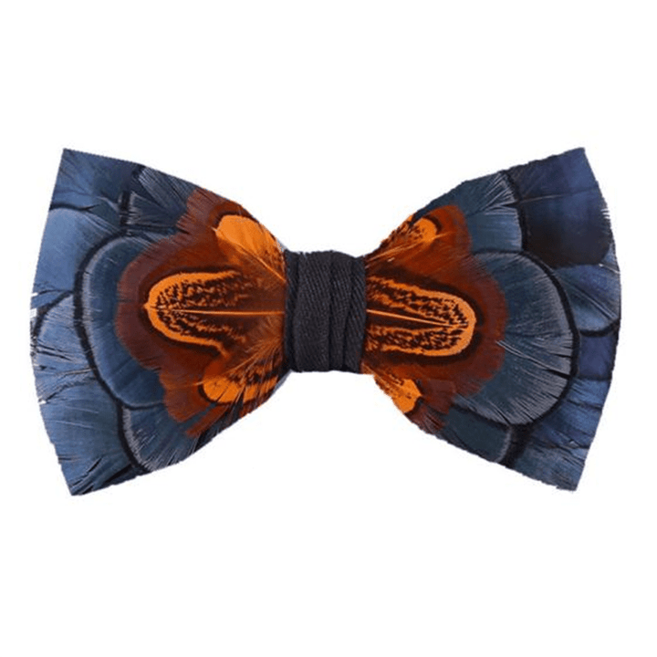 Pajarita con plumas en azul marino y óxido y broche de solapa