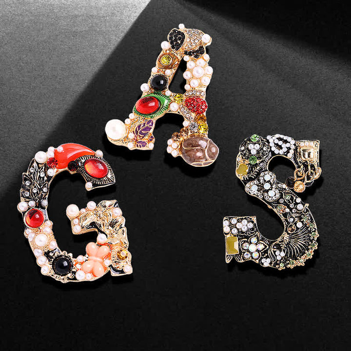 Broche unisex con letra de perla barroca