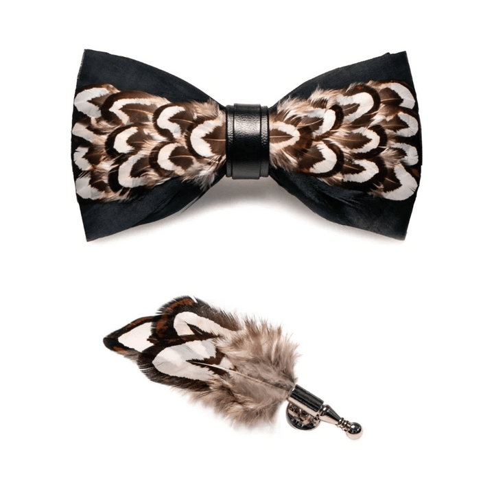 Pajarita con plumas de Gobi del desierto negras y marrones y broche de solapa