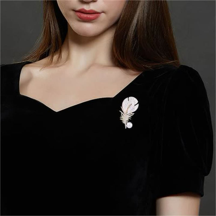Broche de plumas con concha de perla para mujer