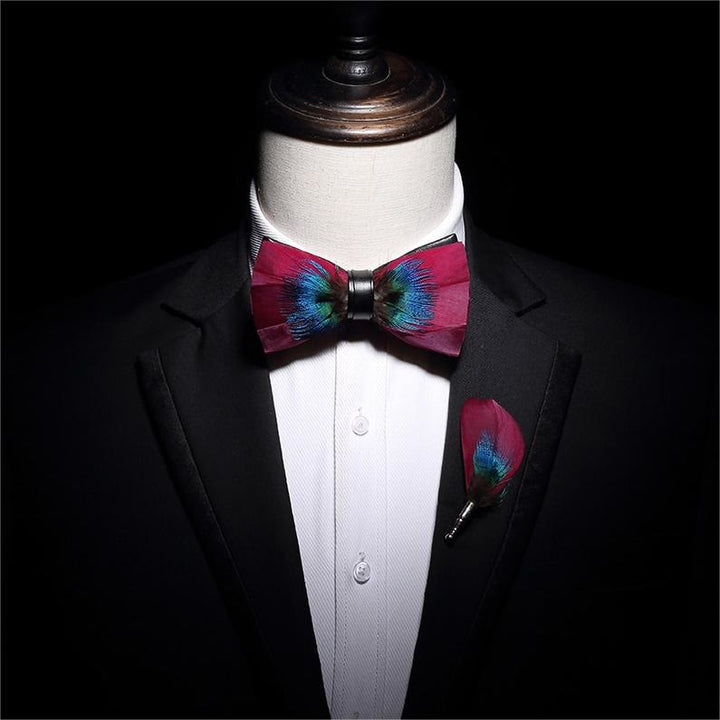 Pajarita con plumas suaves rosas y azules y broche de solapa