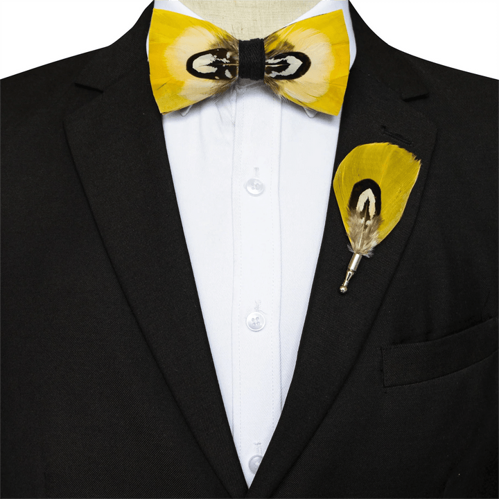Pajarita con plumas de loro amarillas y broche de solapa