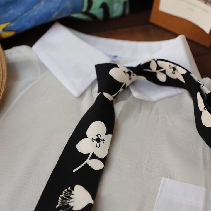 Corbata fina elegante con diseño floral para hombre.