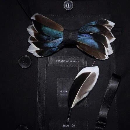 Pajarita elegante con plumas en azul oscuro y marrón para niños con prendedor de solapa