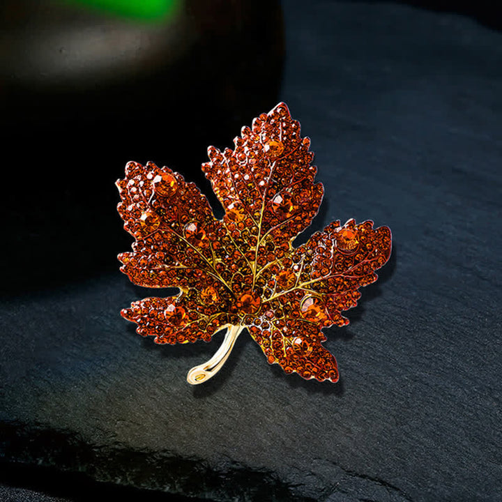 Broche de hoja de arce con cristales de imitación para mujer